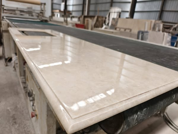 Otomana Wayon WD601 Crystal Surface de mármol beige para baño