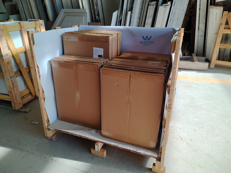 Embalaje con cajas de cartón y palets de madera