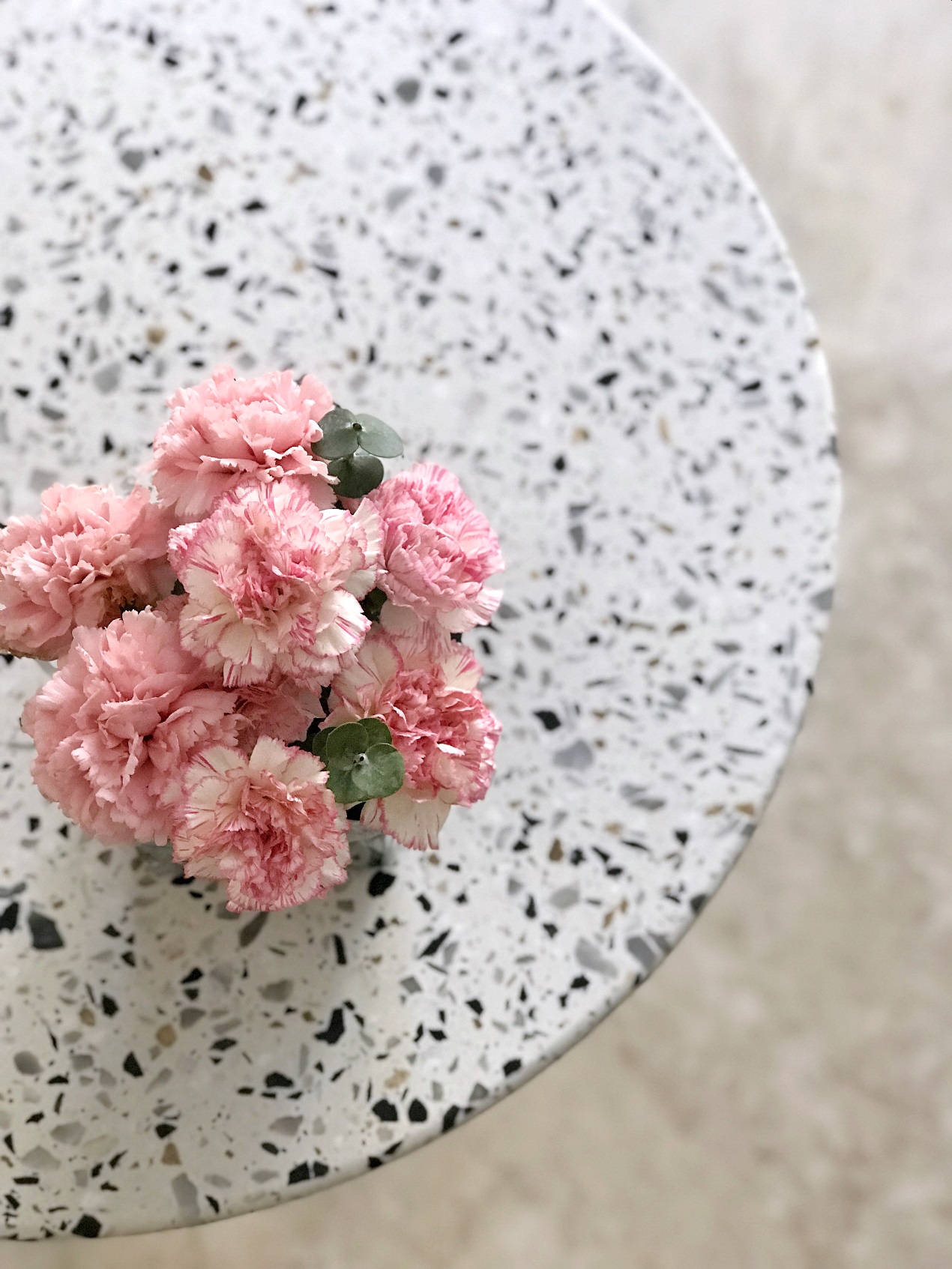 Qué armoniosos son el Terrazzo Wayon y las flores.