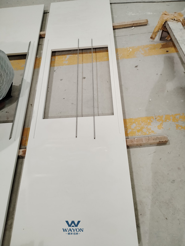 Encimera de cocina de piedra de cuarzo con madera contrachapada.