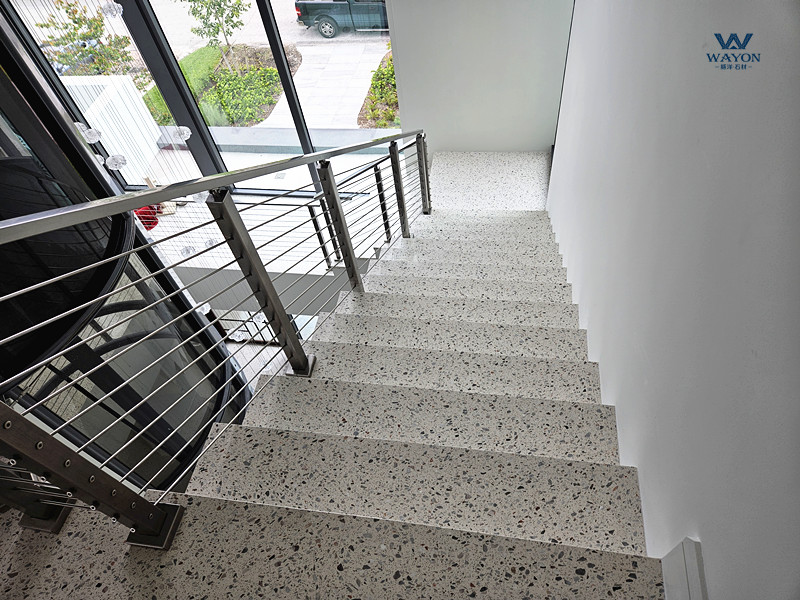 Sala de exposición de EE. UU.: escaleras de terrazo