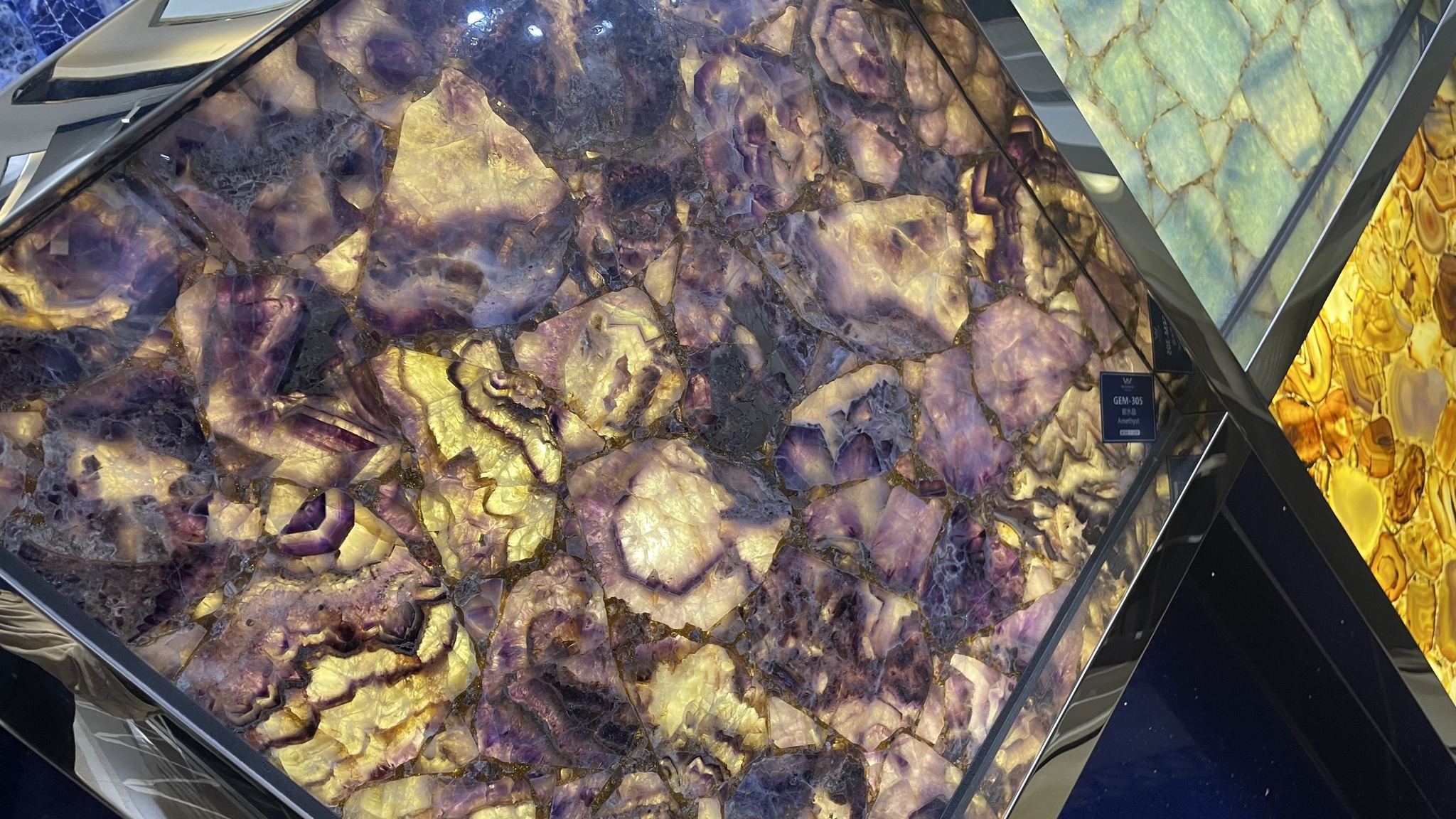 Diseño de interiores de lujo con amatista artística | Losas de piedra preciosa Wayon