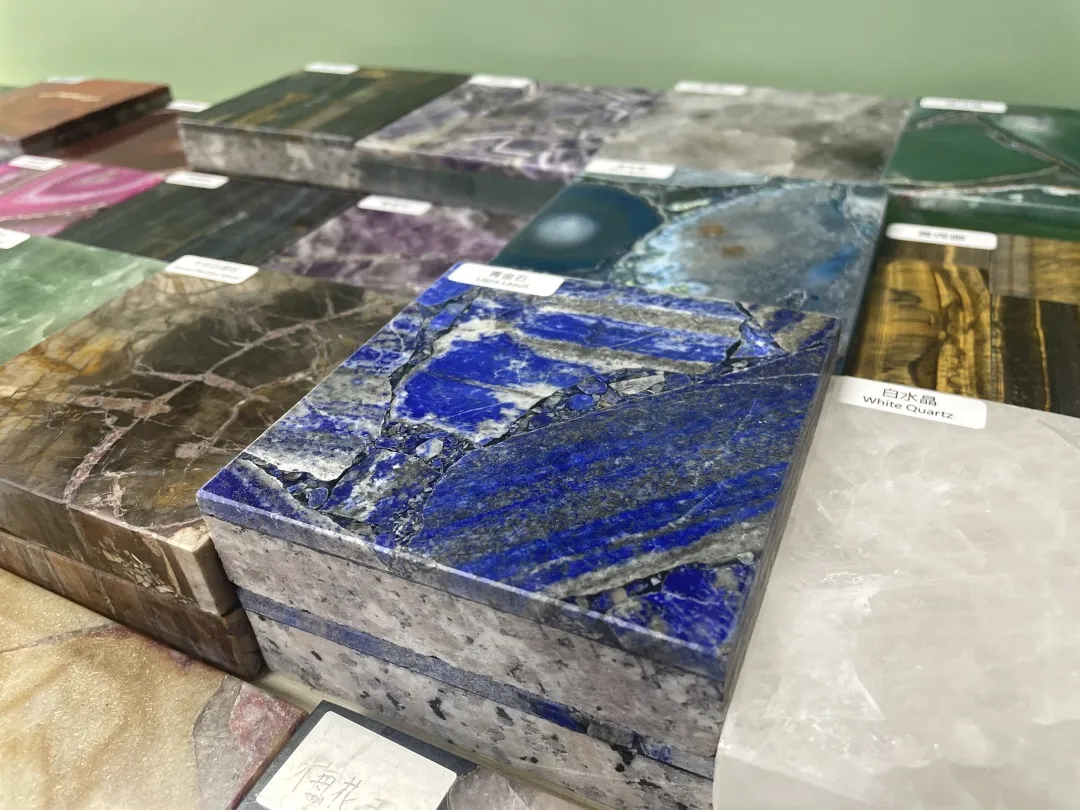 Muestras de losas de piedras preciosas