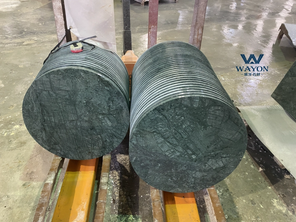 Mesa redonda de mármol verde indio