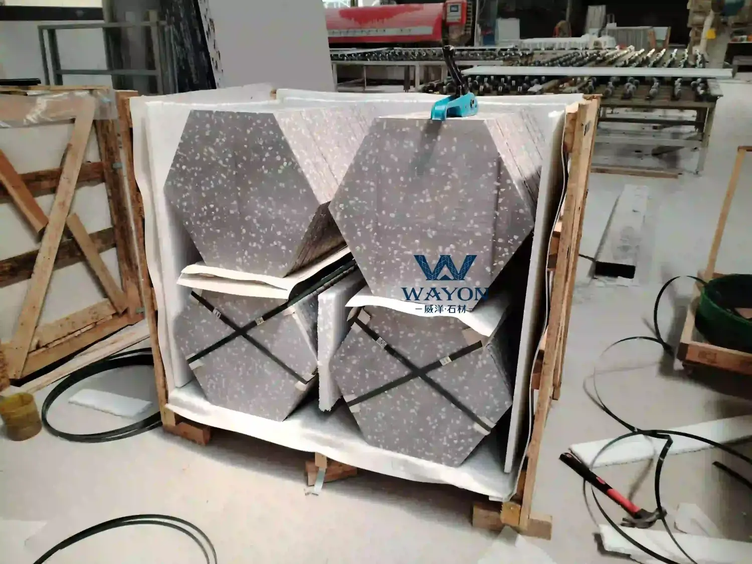 Embalaje en caja de madera con tablero de especificaciones de terrazo
