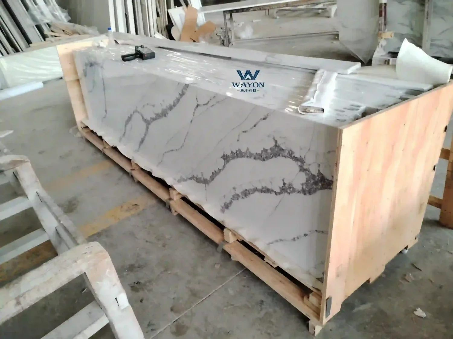 Encimera de cuarzo blanco Stellar Stream WG531 con embalaje de madera.