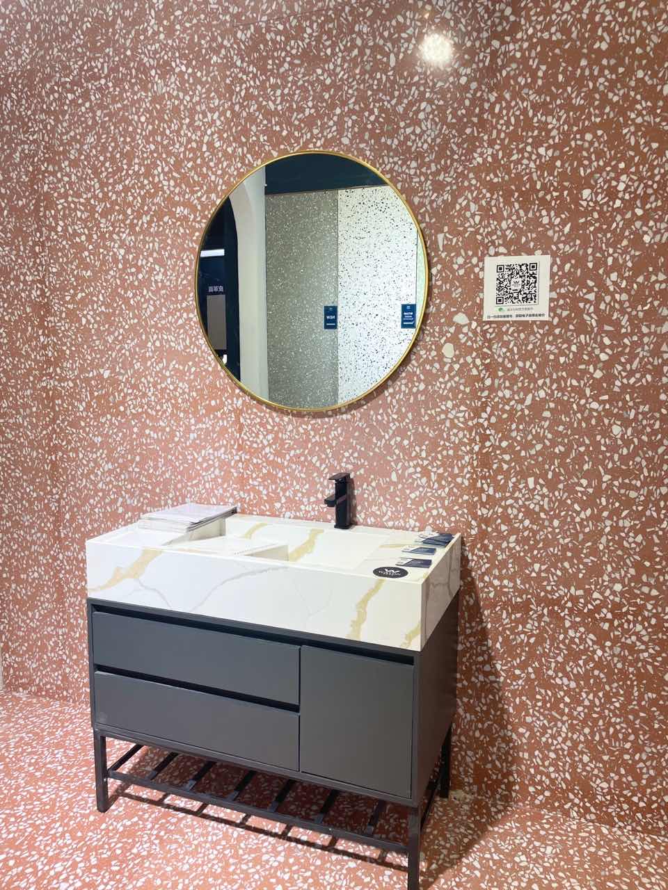 Baño de piedra de cuarzo y terrazo